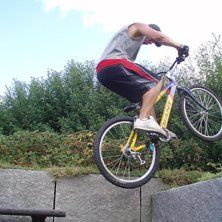 Litet hopp in i rabatten.... Foto: Fredrik Heribertsson. &Aring;kare: Tobbe Bonnedahl.