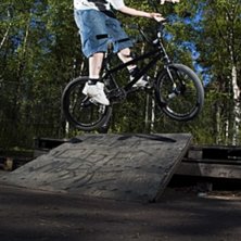 roterar ett halv varv samtidigt som styret snurrar. Foto: Lucas Nilsson. &Aring;kare: Jag..