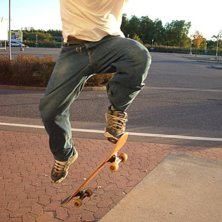 Leker lite skejt utanf&ouml;r k&ouml;pcentrat i min hemby. Foto: Johanna Svensson. &Aring;kare: Kristian Sundgren.
