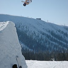 Jag g&ouml;r en flip i Oxborn-hoppet helgen efter Oxbo. Foto: Daniel R&ouml;nnb&auml;ck?. &Aring;kare: Jocke Hammar.