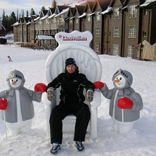 Sitter och slappar i tronen framf&ouml;r s&auml;songsjobbe. Foto: Helena Johansson. &Aring;kare: Kalle Andersson.