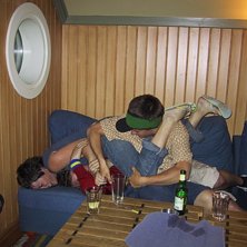 En helt vanlig sommar kv&auml;ll f&ouml;r n&aring;gra &aring;r sen, . Foto: Siwe. &Aring;kare: Pistol och Jon makes someone in the soffa.