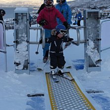 Bamsel&oslash;ypa og skib&aring;ndet er &aring;pnet
Kj&aelig;re skivenn.