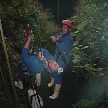 H&auml;r h&auml;nger man exakt 100 meter upp i luften i Th. Foto: Randy Fitzsimmons. &Aring;kare: Alec Guinness &amp;amp; Mikael Blomqvist.