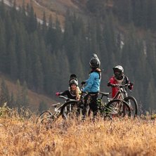 Foto: Ohrey Riders. &Aring;kare: Lina Hansson, M&auml;rta Olson och David Sandberg.