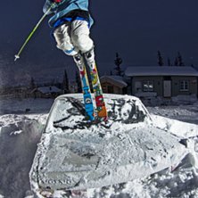 j&auml;vligt rolig fotosesh p&aring; bilen m&auml; bj&ouml;rn &aring; g�. Foto: B&ouml;rn Rosengren. &Aring;kare: Maximilliam Smith.
