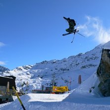 Ett litet skutt &ouml;ver transporten till liften.. Foto: Michael Malmros. &Aring;kare: Martin Bengtsson.