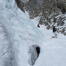 Riktigt fin offpist precis vid ett fruset vattenfa. Foto: Jonas Hammer. &Aring;kare: Mattias B&ouml;rjesson m.fl..