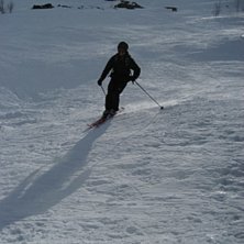 Inbromsning framf&ouml;r hotellet, efter n&aring;gra h&auml;rli. Foto: Anna Kylner. &Aring;kare: Mattias Kylner.