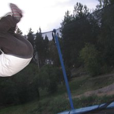 min lille bror g&ouml;r b-flip. Foto: jag. &Aring;kare: hubbe.