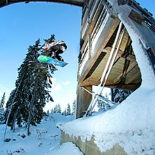 Andreas droppar ner i den nyfallna sn&ouml;n. Foto: Anton &Ouml;stlund. &Aring;kare: Andreas Axelsson.