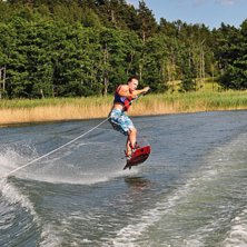 Denna &aring;kare &auml;r ganska ny p&aring; wakeboard och s&aring;le. Foto: Daniel Skilberg.