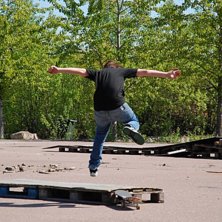 ramus tror han kan flyga men slutar med en face pl. Foto: M&aring;ns. &Aring;kare: rasmus.