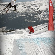 Testar sm-hoppet med en cork trea safty. Foto: Anton &Ouml;stlund. &Aring;kare: Jonas Hjohlman.