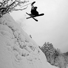 MARTIN SKUTTAR NEDF&Ouml;R EN KLIPPA.. Foto: Johan Vall. &Aring;kare: Martin Olsson.