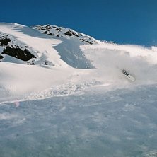 Landning i mycket djup sn&ouml; efter drop.. Foto: David H&auml;gg. &Aring;kare: Leo Tanker Ekbom.