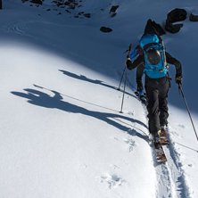 Kasper &Ouml;sterdahl och Erik Arnemo p&aring; v&auml;g genom s. Foto: Axel Adolfsson.