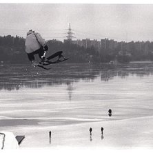 H&aring;rdrocks finne g&ouml;r en Tailwip 
p&aring; v&auml;gen till. &Aring;kare: H&aring;rdrocksfinne.