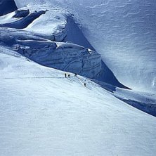 Tre lycks&ouml;kare bland sprickor 
och sn&ouml;bryggor p. Foto: Ulf &Ouml;jerbrand. &Aring;kare: Ok&auml;nda.