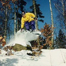 Patric Holm sonderar terr&auml;ngen 
i anrika &Aring;sabac. Foto: Ulf &Ouml;jerbrand. &Aring;kare: Patric Holm.