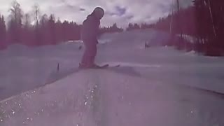 en liten kille som ramlar