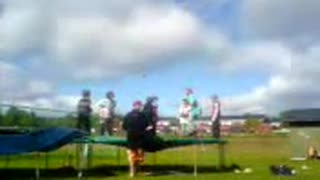 Fille på studsmatta