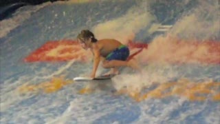 Lucas Söderberg surfar flowrider i Sälen