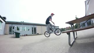 Elias Samuelsson - Barncykel på mark