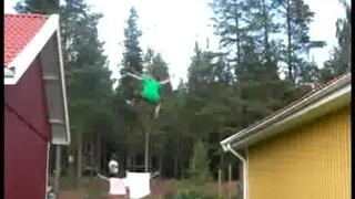 Måns hoppar från ett tak