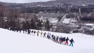 30 åkare gör en gemensam backflip