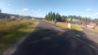 Longboard på längdskidanläggning.