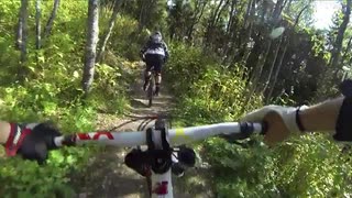 Julius och Jakob cyklar downhill i Åre