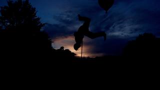 Team Afrod - En blandning av olika akrobatiska rörelser utförda i höstmiljö