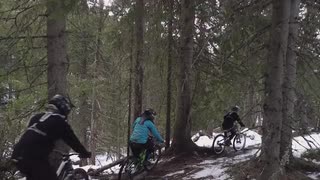 Vinter downhillcykling med hemgjorda dubbdäck