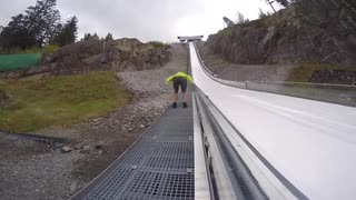 Världens största hoppbacke som försäsongsträning