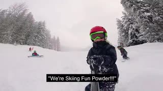 Två små gulliga 5-åringar som rippar puder i Revelstoke