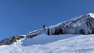 Djupdyk ner för isfallet