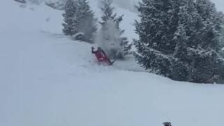 Klåpar Olle gör ett försök på trädbånken