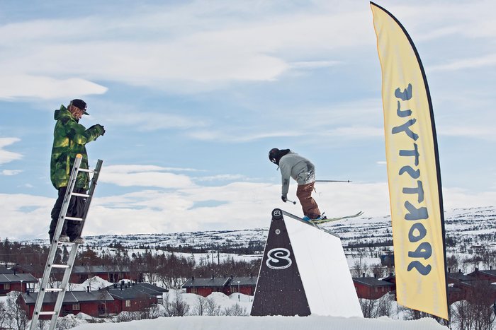 Adam filmar Måns i Storlien