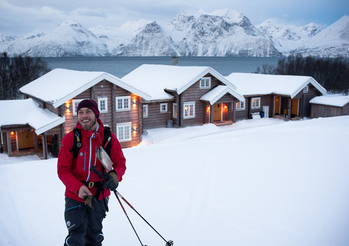 Mikal Nerberg framför Lyngen lodge.