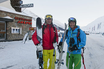 Anders Håkansson i rött och Richard Ahlebrand i blått utanför Pure-Andermatt hotellet Aurora.