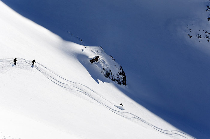 Svensk ordning och schweizisk perfektion - Pure-deltagarna lägger svängspår i jämna snöormar på sluttningarna ovanför Andermatt.