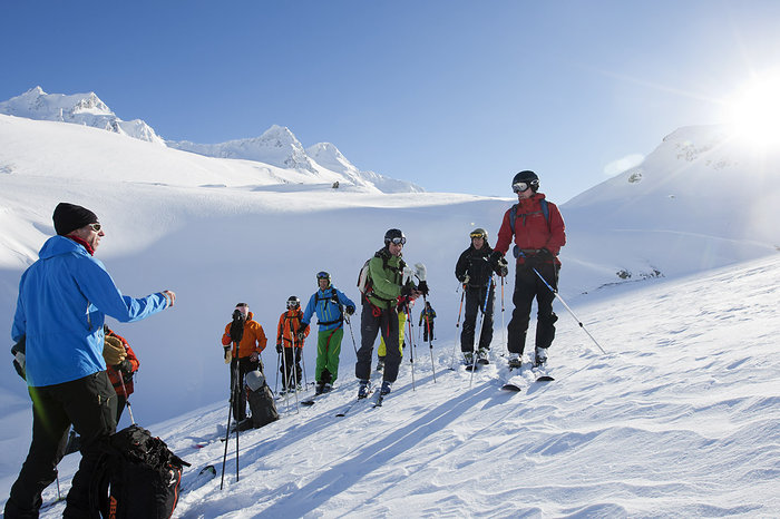 ”Det går fort som fan nedför om ni tar av stighudarna!” Bergsguiden Christian Edelstam i blått coachar sin topptursgrupp under Pure Andermatt-helgen.