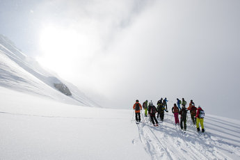 ”Där nere ligger det massa vitt fluff!” Bergsguiden Christian Edelstam i blått peppar sin topptursgrupp under Pure Andermatt-helgen.