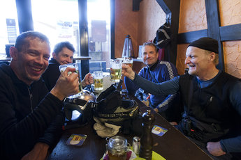 ...och grabbarna grus (Thomas Perlmann, Lars Bretzner, Stefan Gustavsson och Mårten Olsson) bangar inte en bira en lång skiddag i Andermatt.