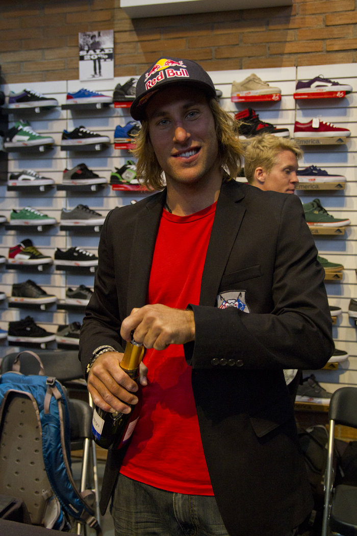 Henrik Windstedt fyllde år och firade med champagne