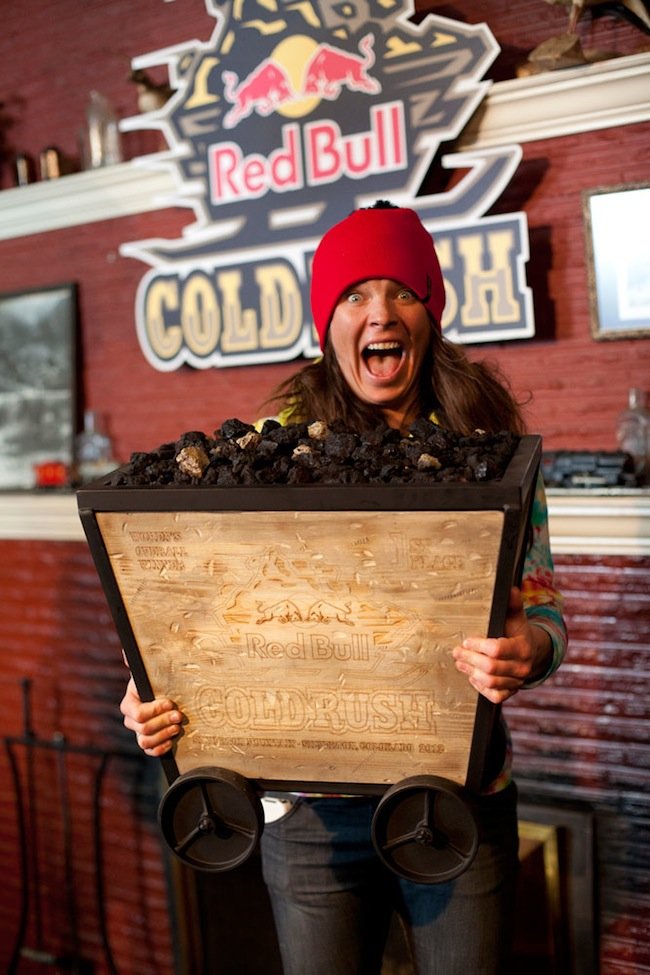 En glad vinnare under Red Bull Cold Rush