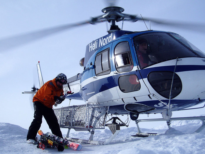 Micke Högberg lastar ur skidor på Dauna.