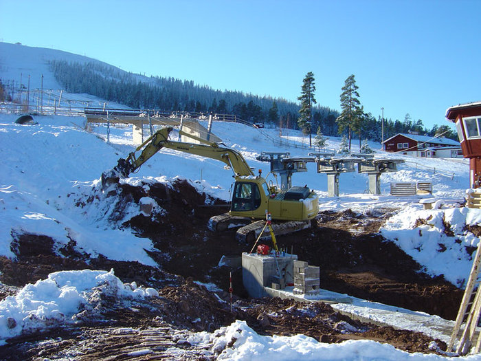 Dalstationens nygjutna fundament på skidtorget i Stöten.