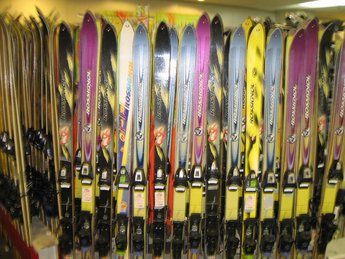 80-talsskidor i långa rader.